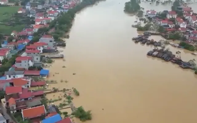 Hà Nội: Khẩn trương di dời người dân sau sự cố tràn đê quai sông Cầu