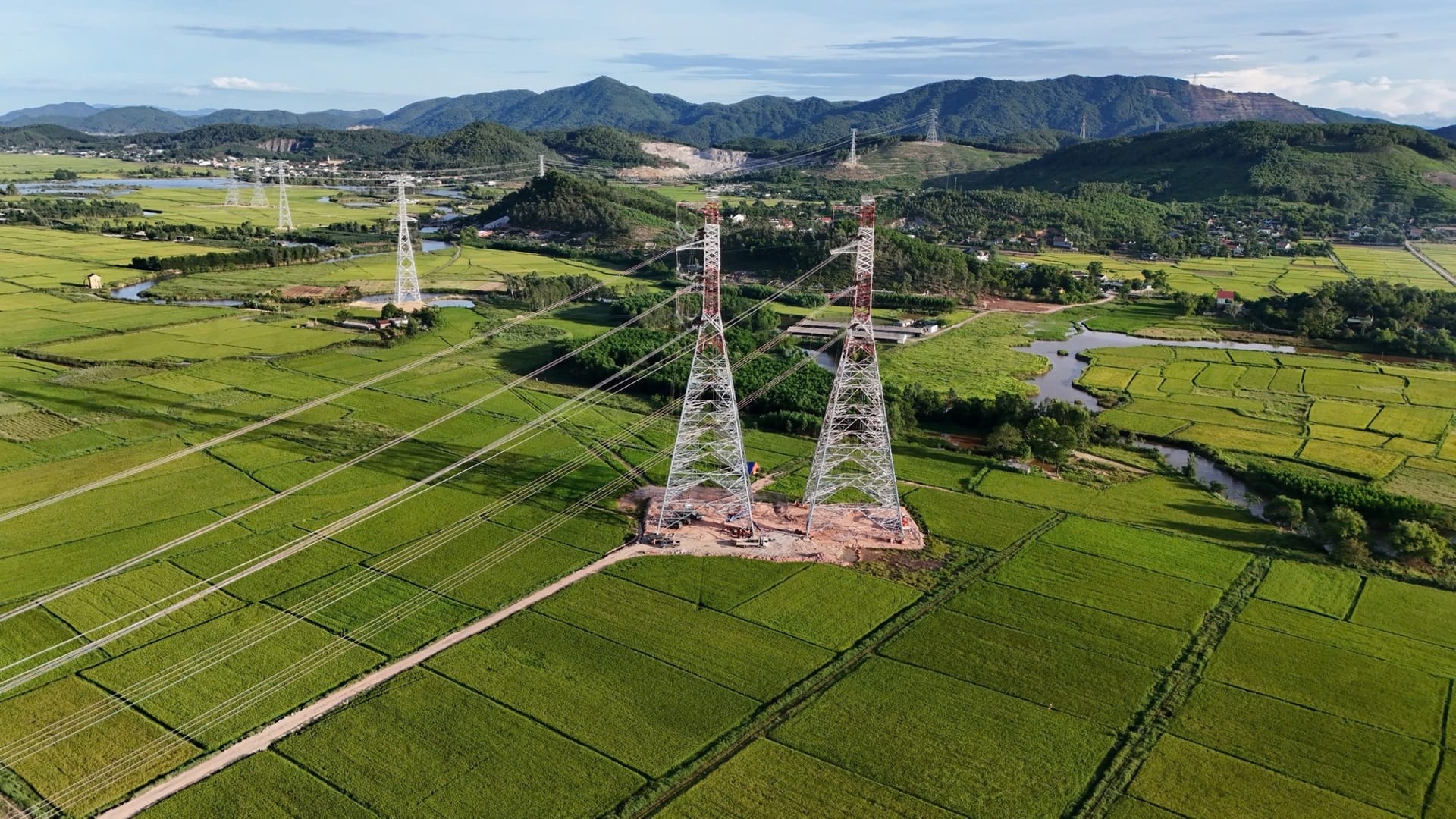 Tháng 9 phải xong đường điện 500 kV Lào Cai-Vĩnh Yên