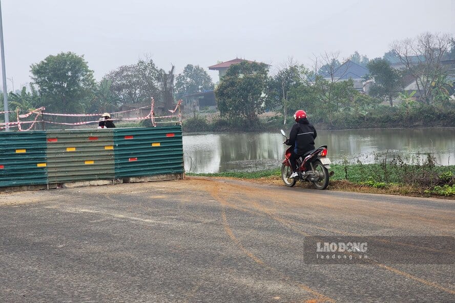 Phú Thọ: Lý do đoạn đường dự án 300 tỉ đồng “rào thêm rào”