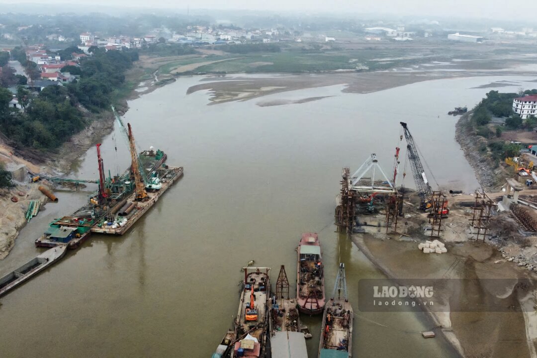 Đại công trường cầu Phong Châu trên sông Hồng mùa nước cạn