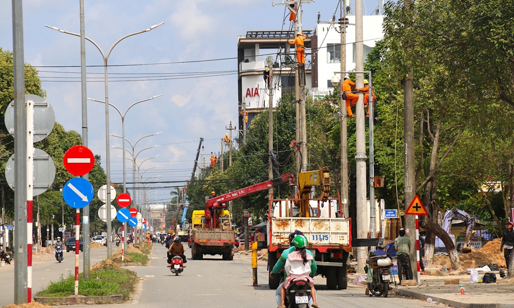 Thành phố Quảng Ngãi: Gần 700 người ngày đêm thi công đường và Quảng trường Phạm Văn Đồng