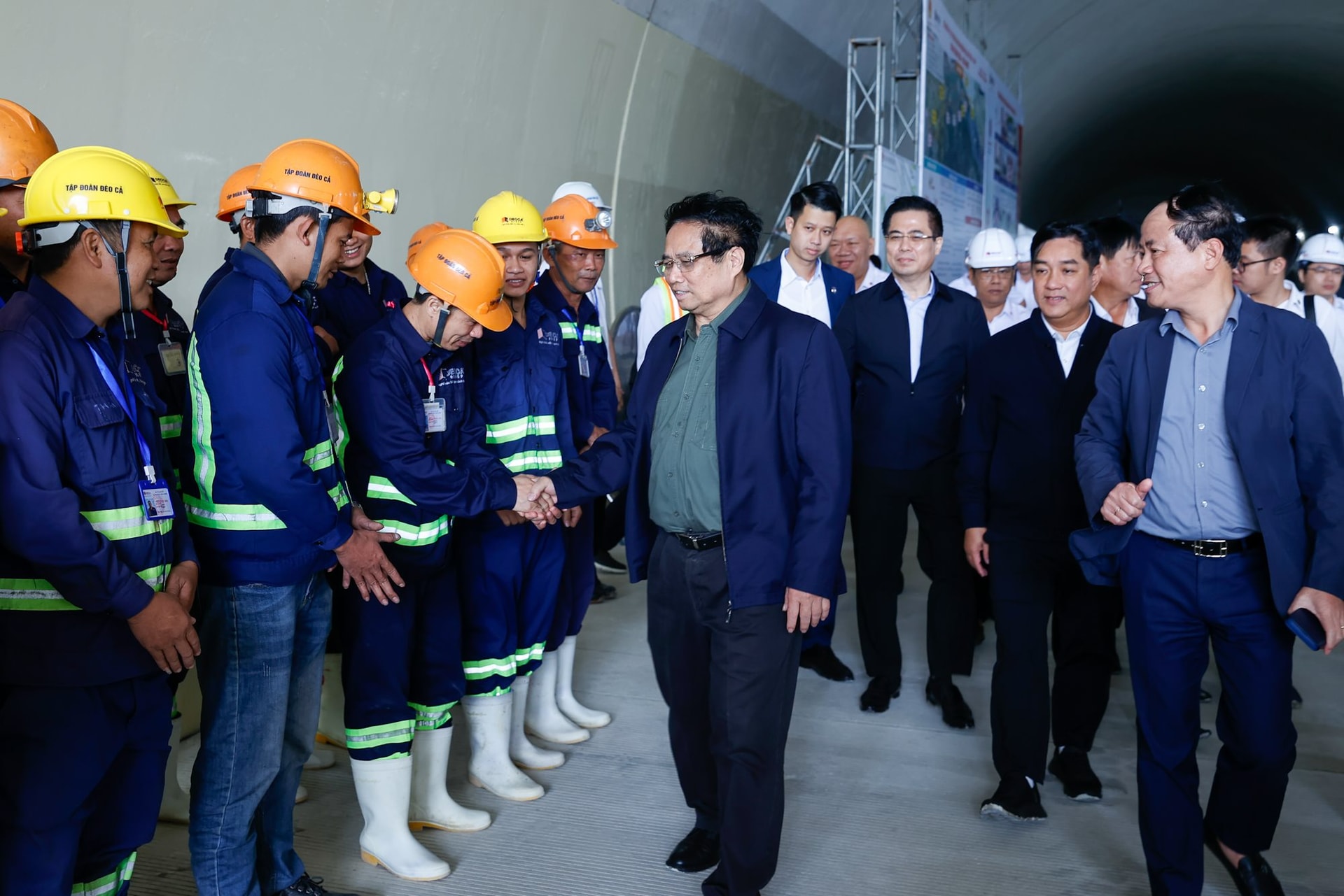 Cao tốc dài 88km hơn 20.000 tỷ đồng: 2/3 hầm xuyên núi được Liên danh Đèo Cả hoàn thành xây dựng, công nghệ đặc biệt rút ngắn thời gian gần 7 tháng