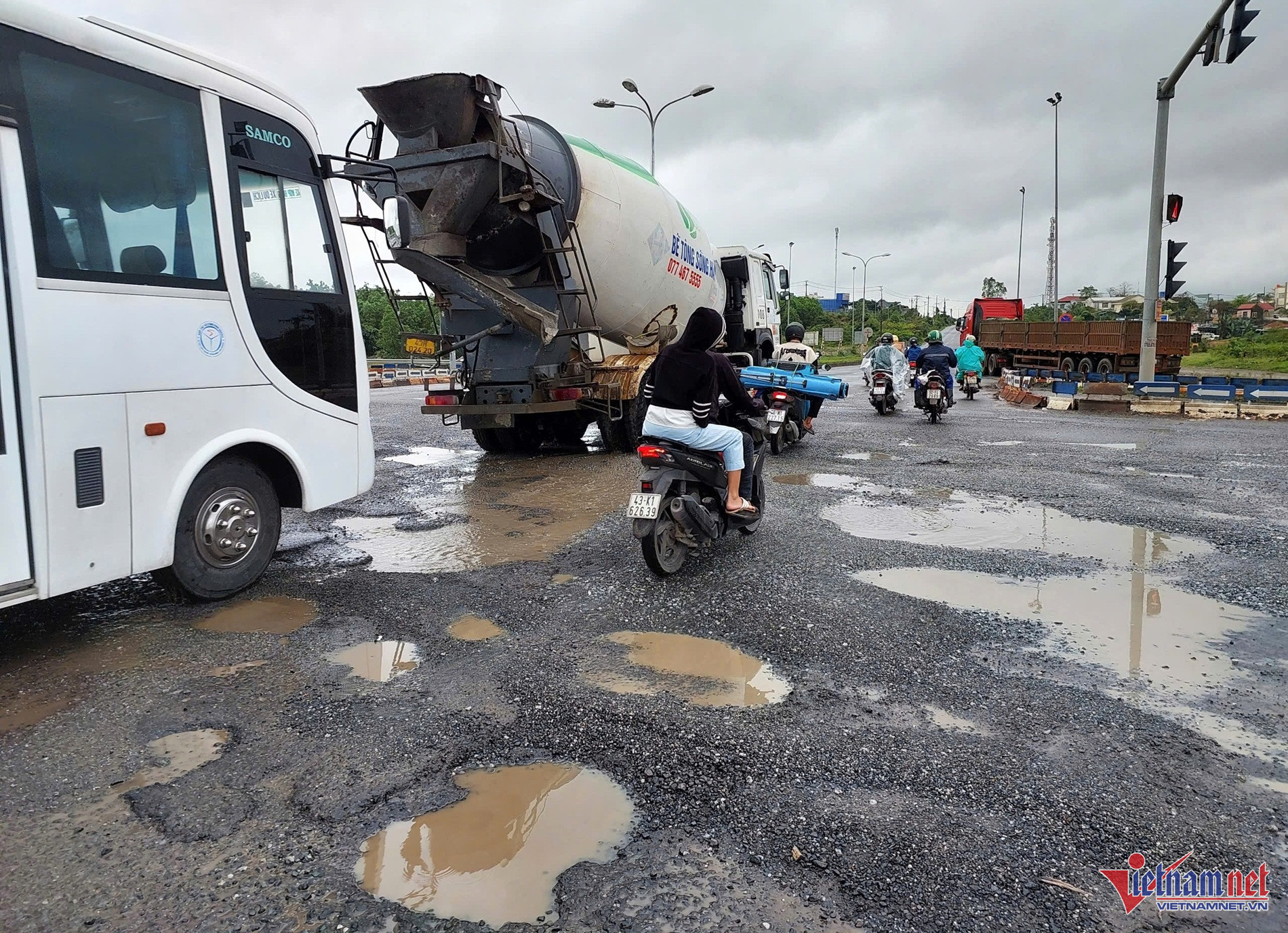 Chi chít ‘ao nước’ sau mưa tại nút giao vào cao tốc Đà Nẵng – Quảng Ngãi