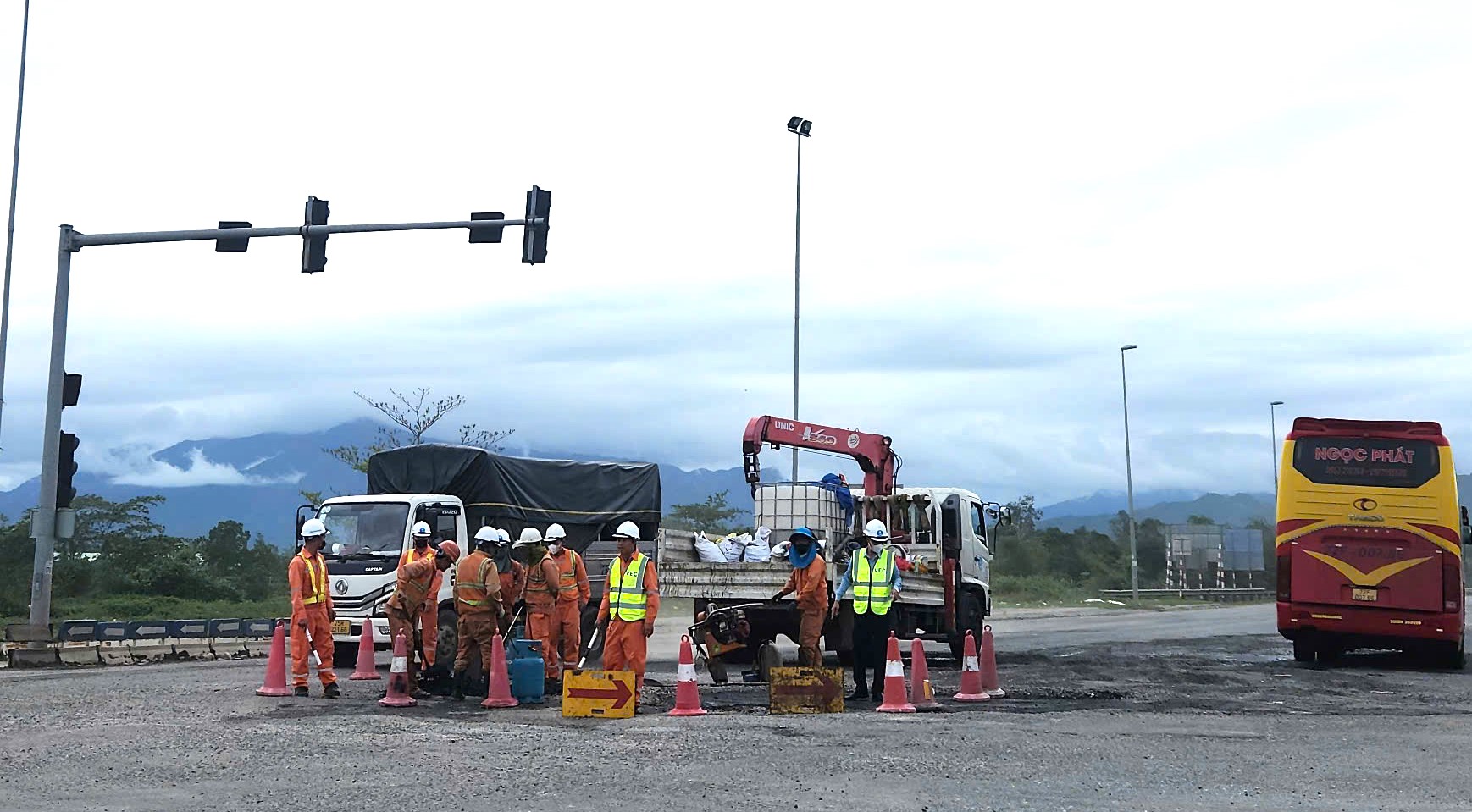 “Đoạn đường đau khổ” nút giao Quốc lộ 14B với cao tốc Đà Nẵng – Quảng Ngãi đang được sửa chữa
