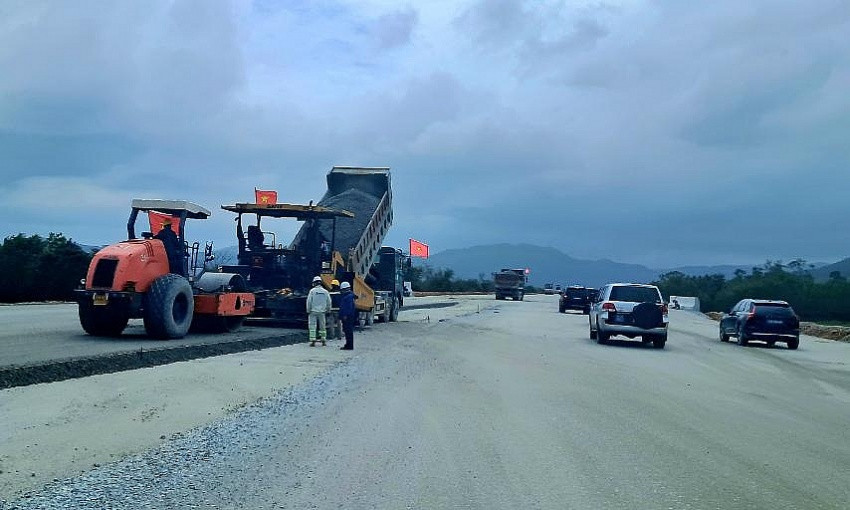 Gần 4.000 công nhân, 1.500 máy móc ‘dồn lực’ đưa dự án cao tốc 20.000 tỷ về đích ngay trong năm nay