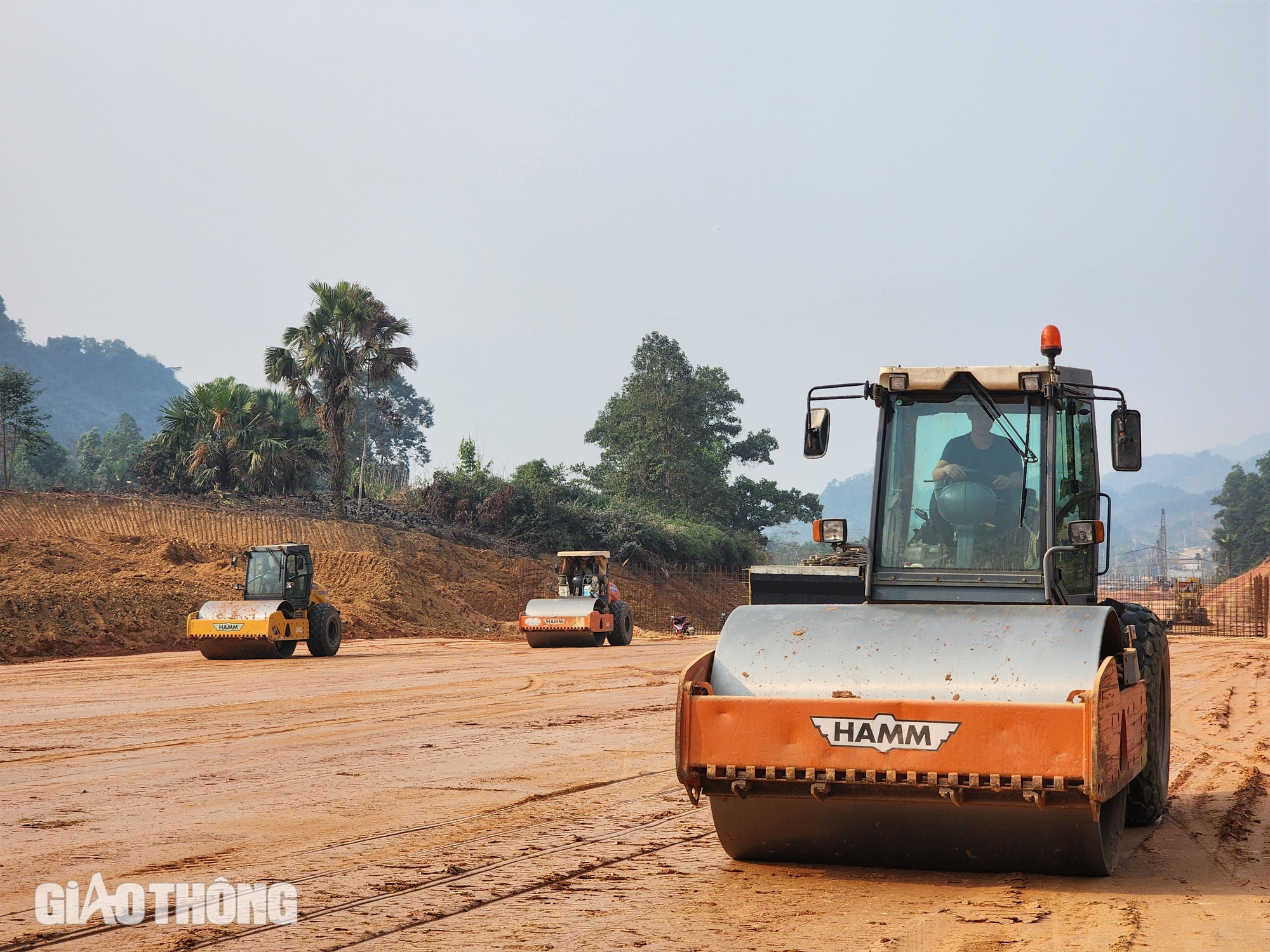 Rộn ràng tiếng máy trên công trường cao tốc Tuyên Quang – Hà Giang