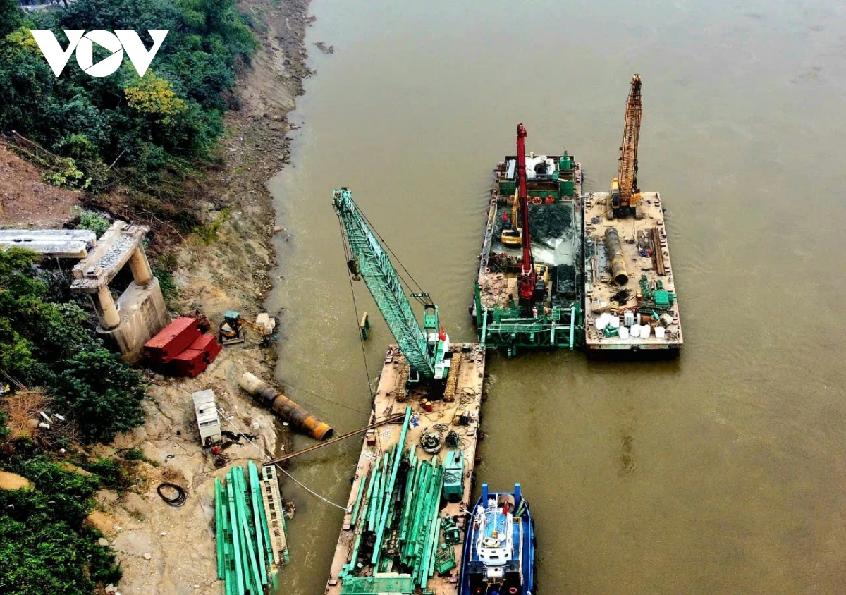 Thi công ngày đêm, phấn đấu hoàn thành cầu Phong Châu trước tiến độ