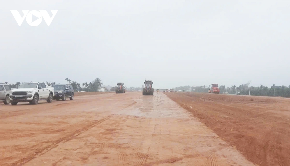 Hoàn thành thảm bê tông nhựa Dự án cao tốc Quảng Ngãi – Hoài Nhơn trước mùa mưa