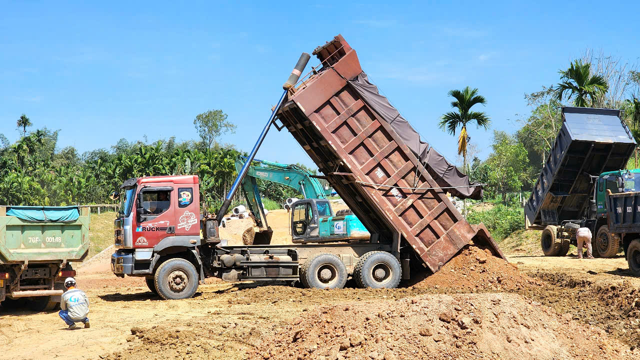 Thông mặt bằng, nhà thầu tăng tốc thi công cầu 850 tỷ ở Quảng Ngãi