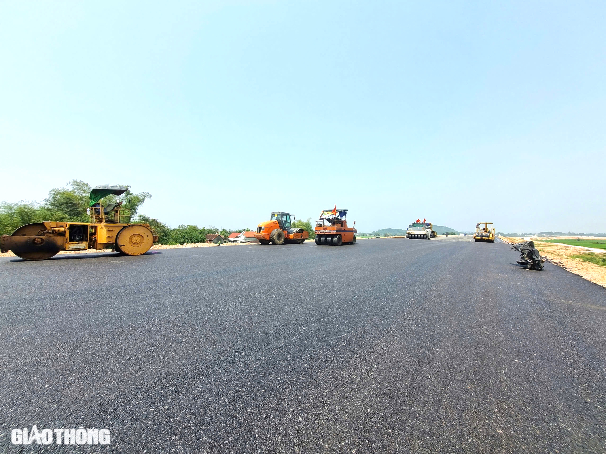 Đồng loạt thảm nhựa cao tốc Hoài Nhơn – Quy Nhơn