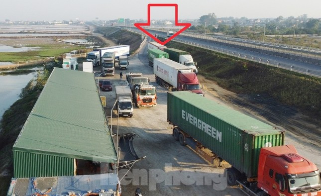 Trạm dừng nghỉ tạm cao tốc Bắc Nam quá tải, trạm chính vẫn là bãi đất trống