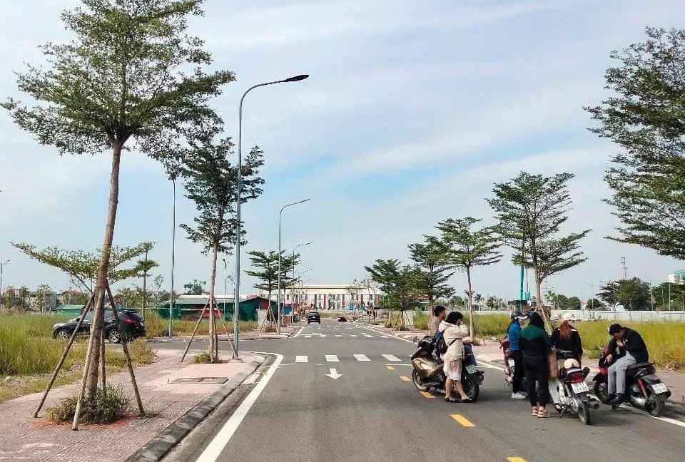Đất nền Bắc Ninh, Hưng Yên, Phú Thọ… và khu vực vùng ven Hà Nội bất ngờ tăng nóng: Môi giới vừa rao bán đã “bay hàng”, xuất hiện tình trạng sáng một giá, chiều giá khác