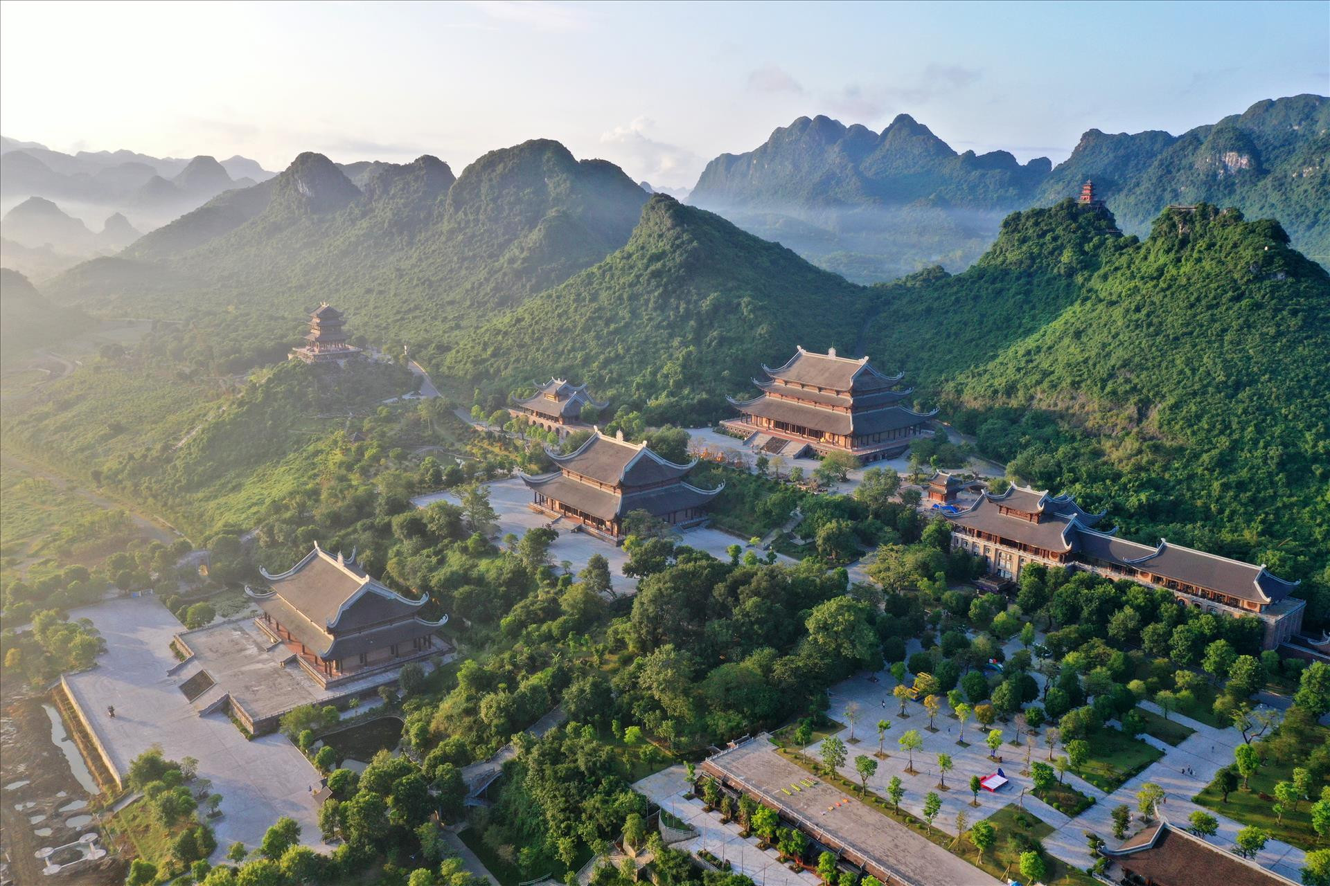 Việt Nam sở hữu ngôi chùa lớn nhất thế giới, nằm trong khu du lịch gần 5.000ha, cách Hà Nội chỉ 60km