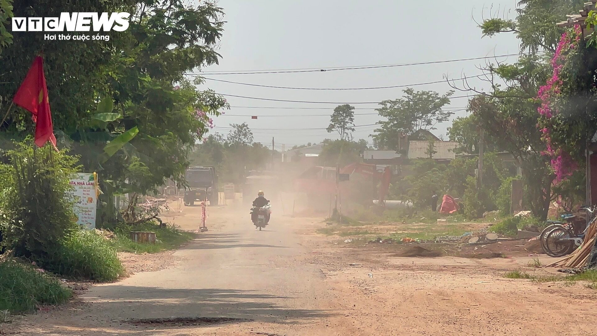 Đầu tư 25 tỷ nâng cấp 1,5 km đường, sau 3 năm vẫn ‘dậm chân tại chỗ’