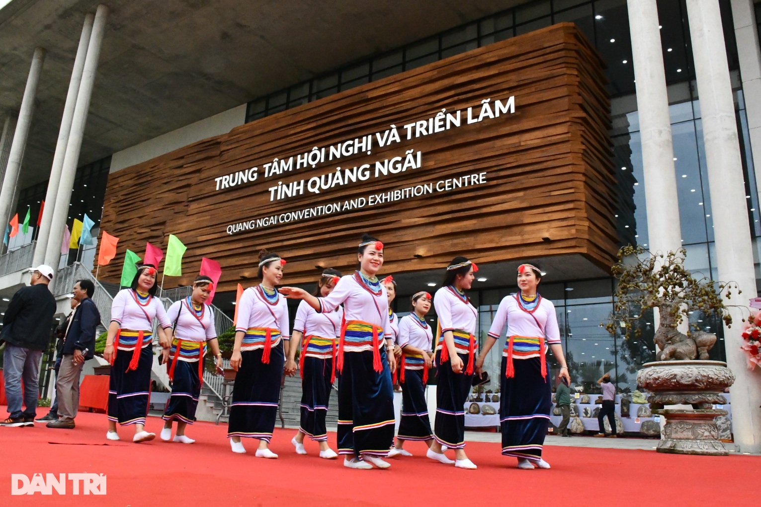 Quảng Ngãi đưa trung tâm hội nghị 300 tỷ đồng vào sử dụng - 2