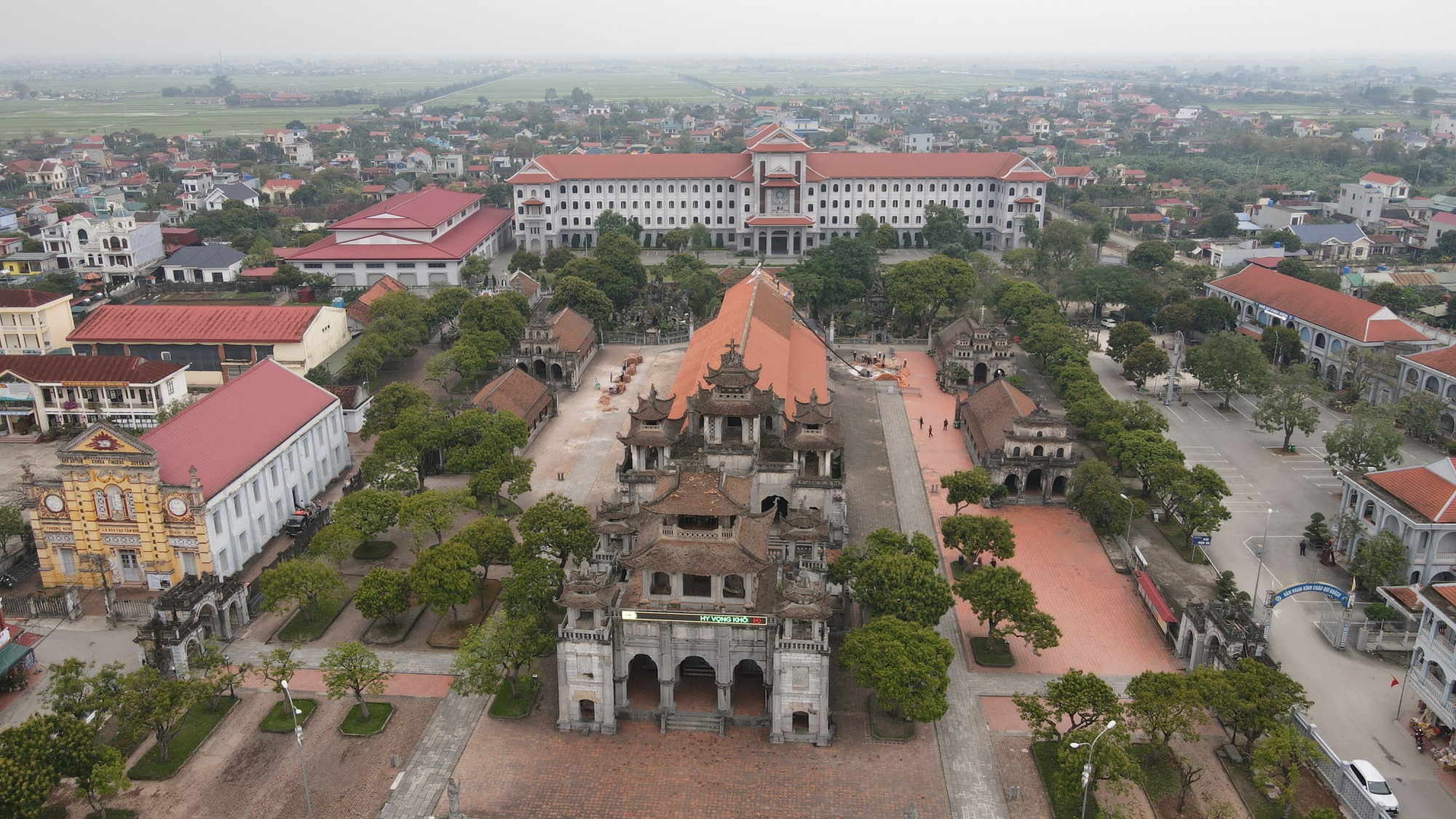 Thay “áo mới” cho thánh đường cổ kính hơn trăm tuổi ở Ninh Bình