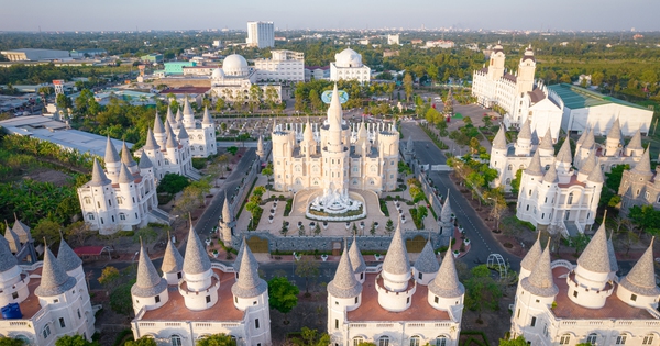 Trường đại học ở Hậu Giang gây bất ngờ với kiến trúc như trường ở Châu Âu: Cách trung tâm 12km, có cả công viên giải trí trong khuôn viên, sinh viên đi học được chơi trò cảm giác mạnh
