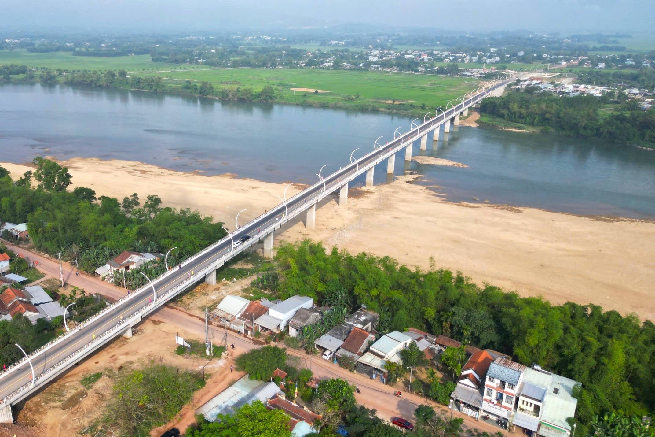 Hai cây cầu có trụ đèn độc đáo như đường hầm dài vô tận ở Quảng Nam - 1