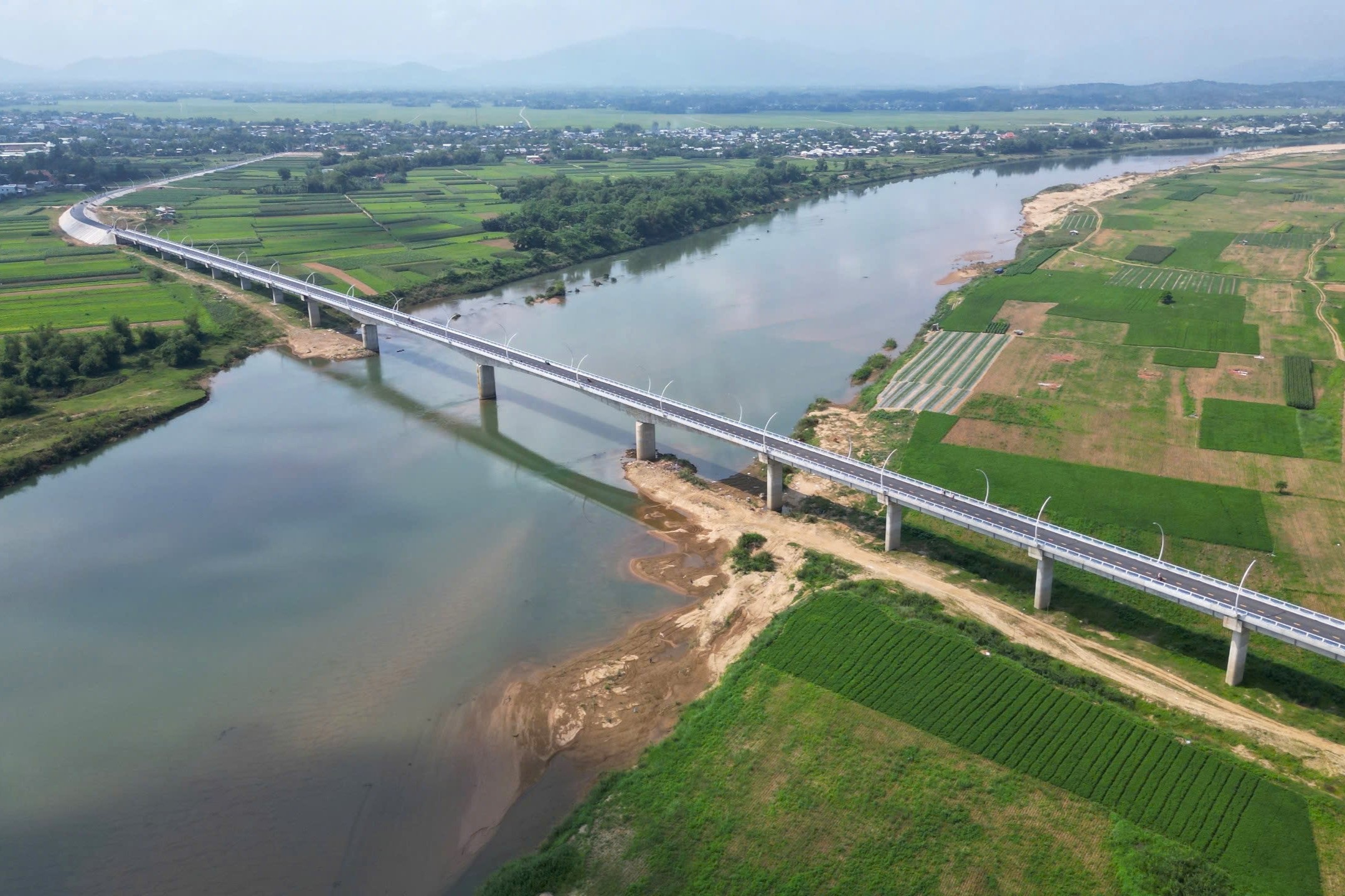 Hai cây cầu có trụ đèn độc đáo như đường hầm dài vô tận ở Quảng Nam - 2