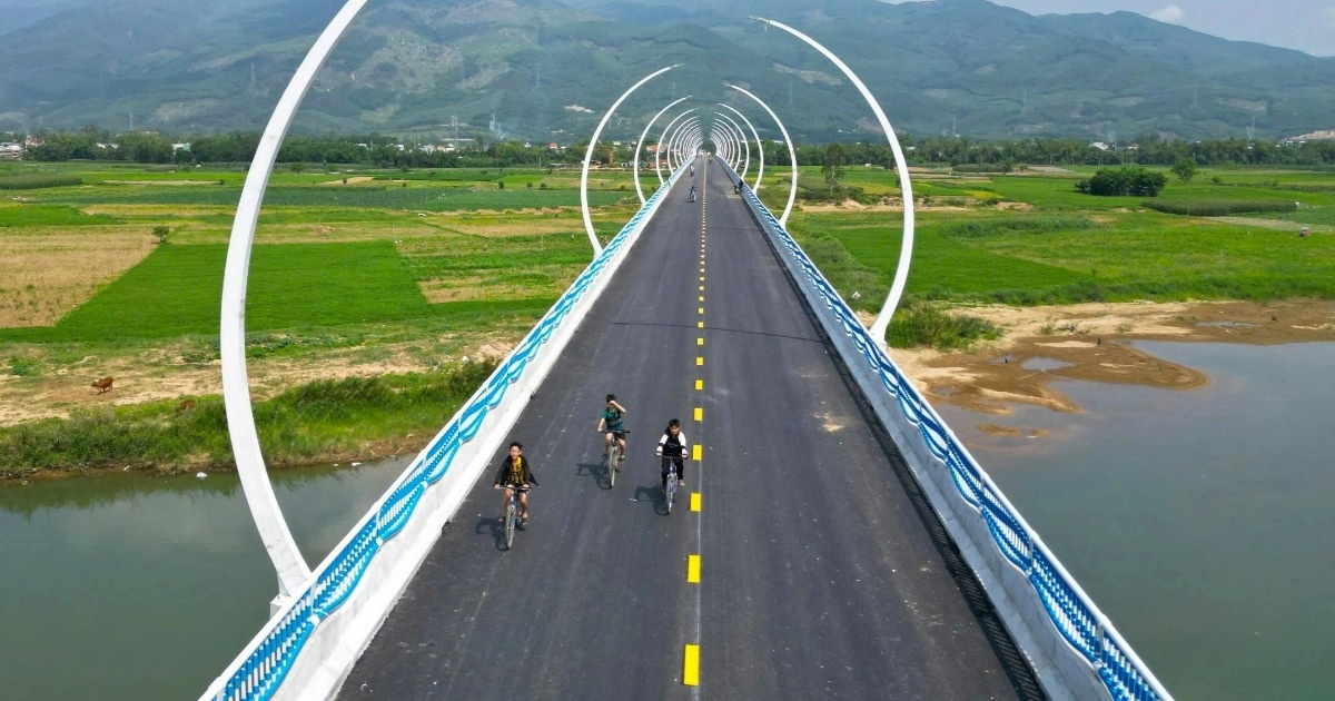 Hai cây cầu có trụ đèn độc đáo như đường hầm dài vô tận ở Quảng Nam
