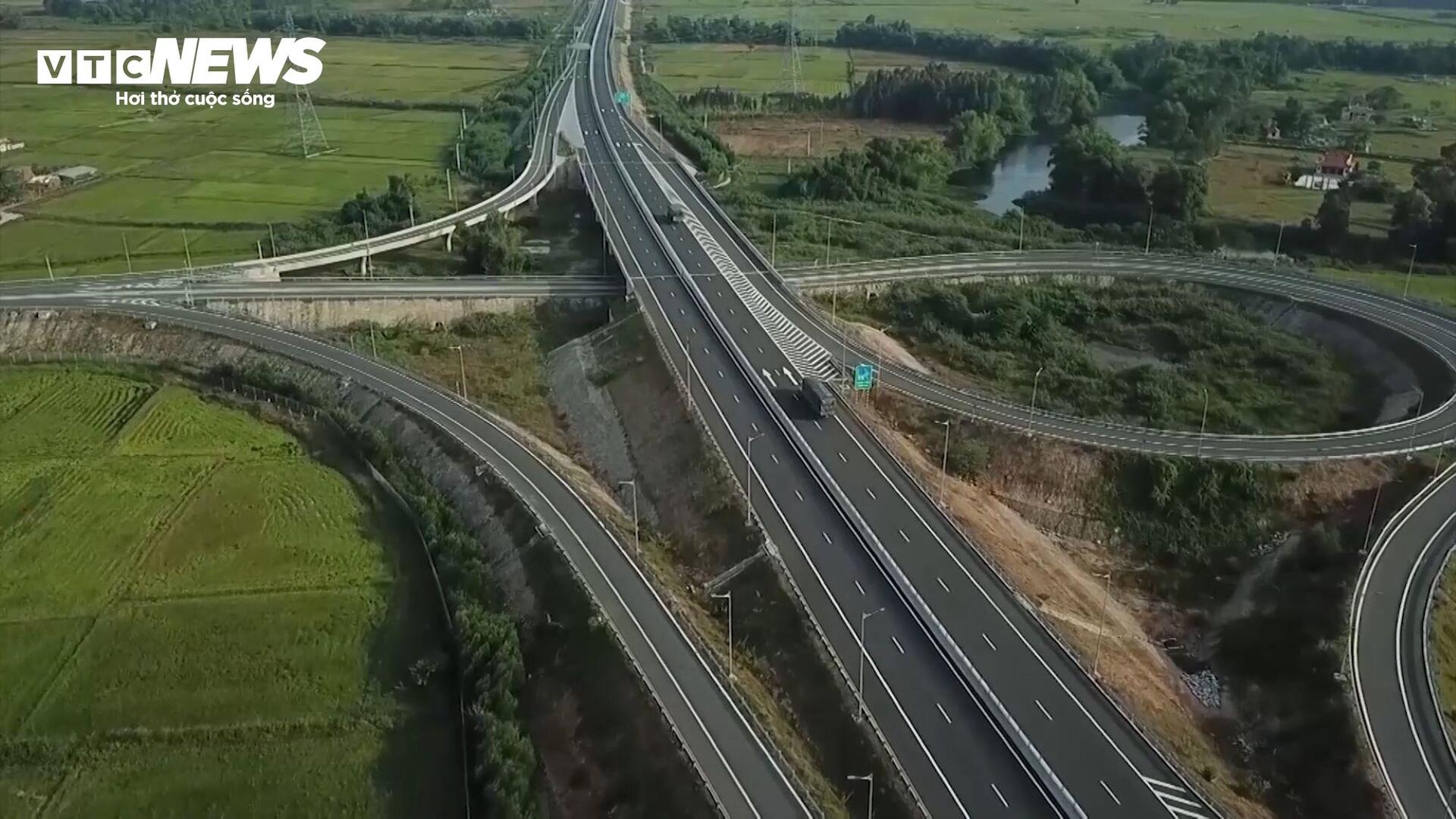 Cao tốc vận hành gần 7 năm, tài xế ‘ngóng’ trạm dừng nghỉ