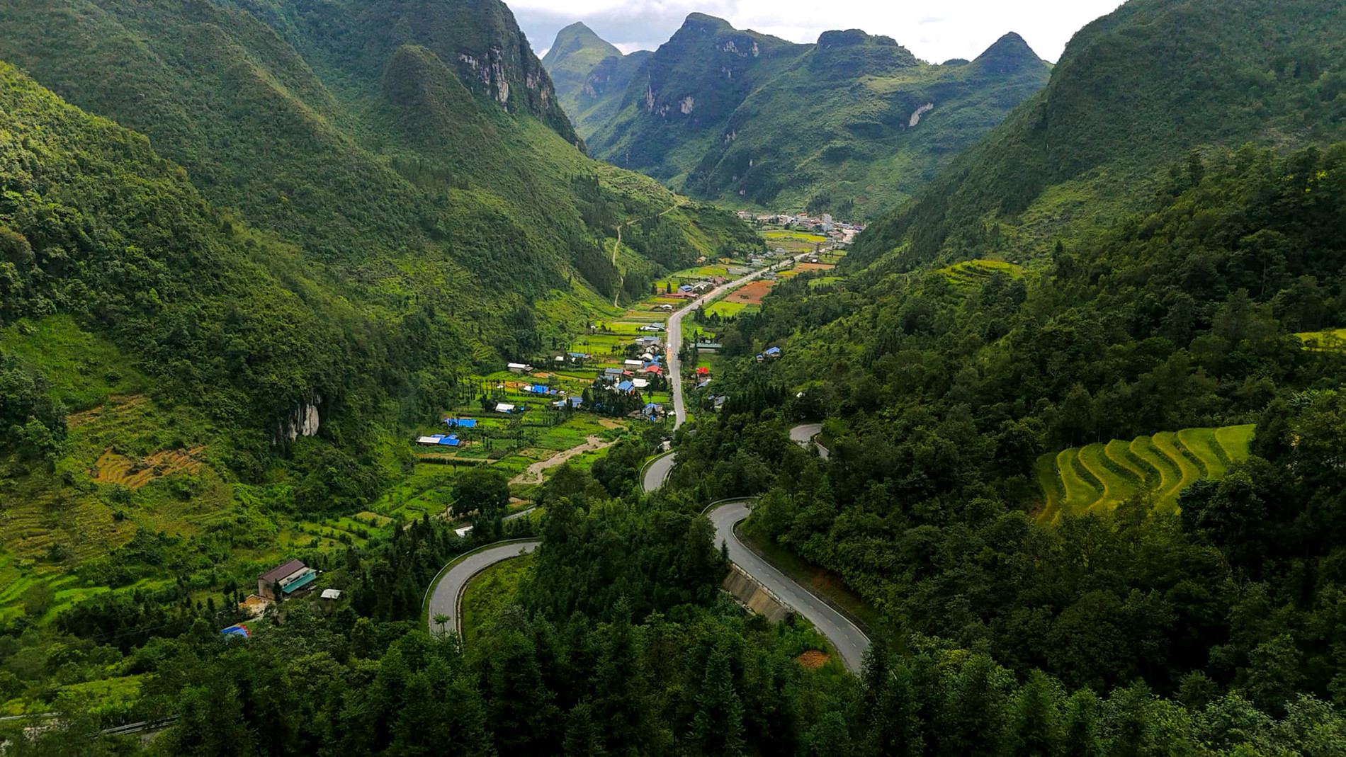 Cung đường ‘ngựa chùn bước, người nhức chân’ ở Hà Giang, đẹp như Thụy Sĩ thu nhỏ