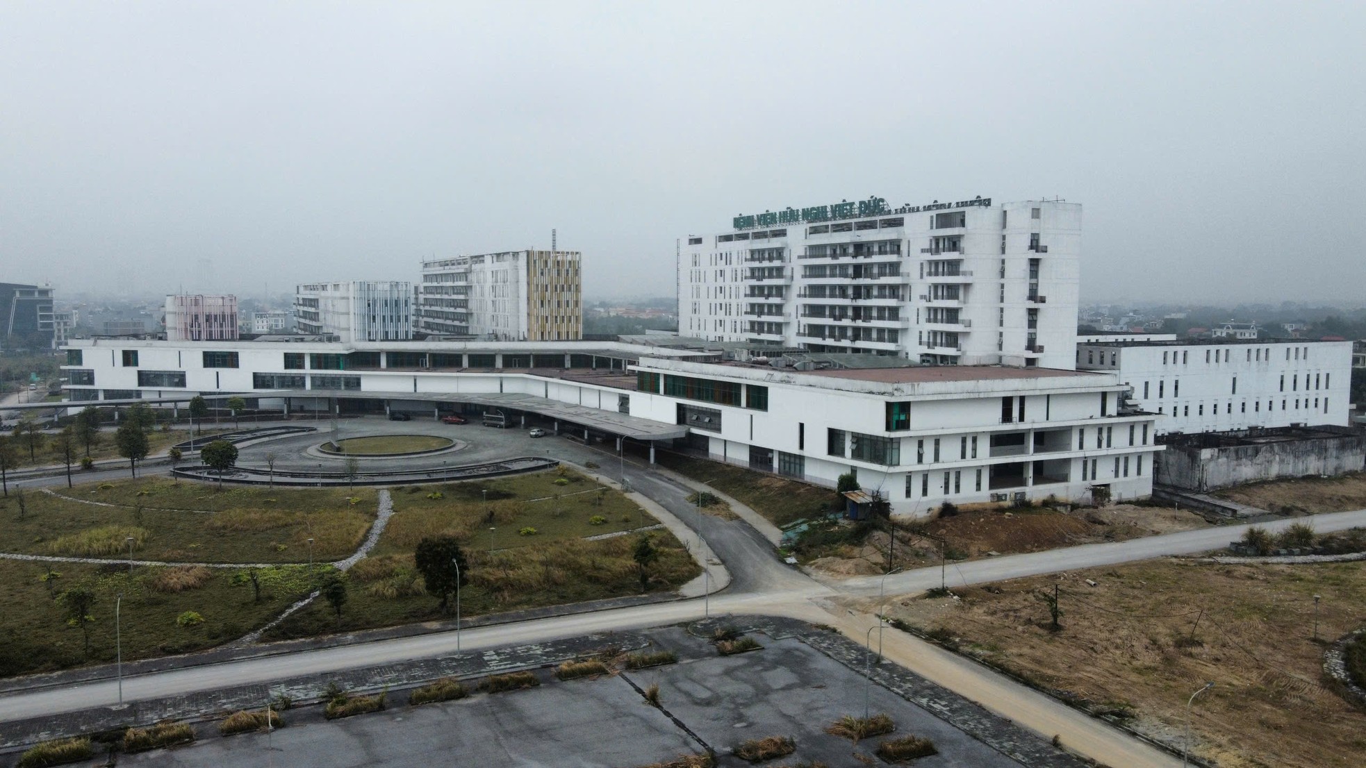 Nằm cạnh Bệnh viện nghìn tỷ bỏ hoang, dự án shophouse chung số phận ‘không bóng người’