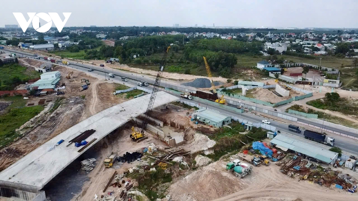 Đơn vị thi công Vành đai 3 đoạn Bình Dương lo chậm vì thiếu cát, mặt bằng