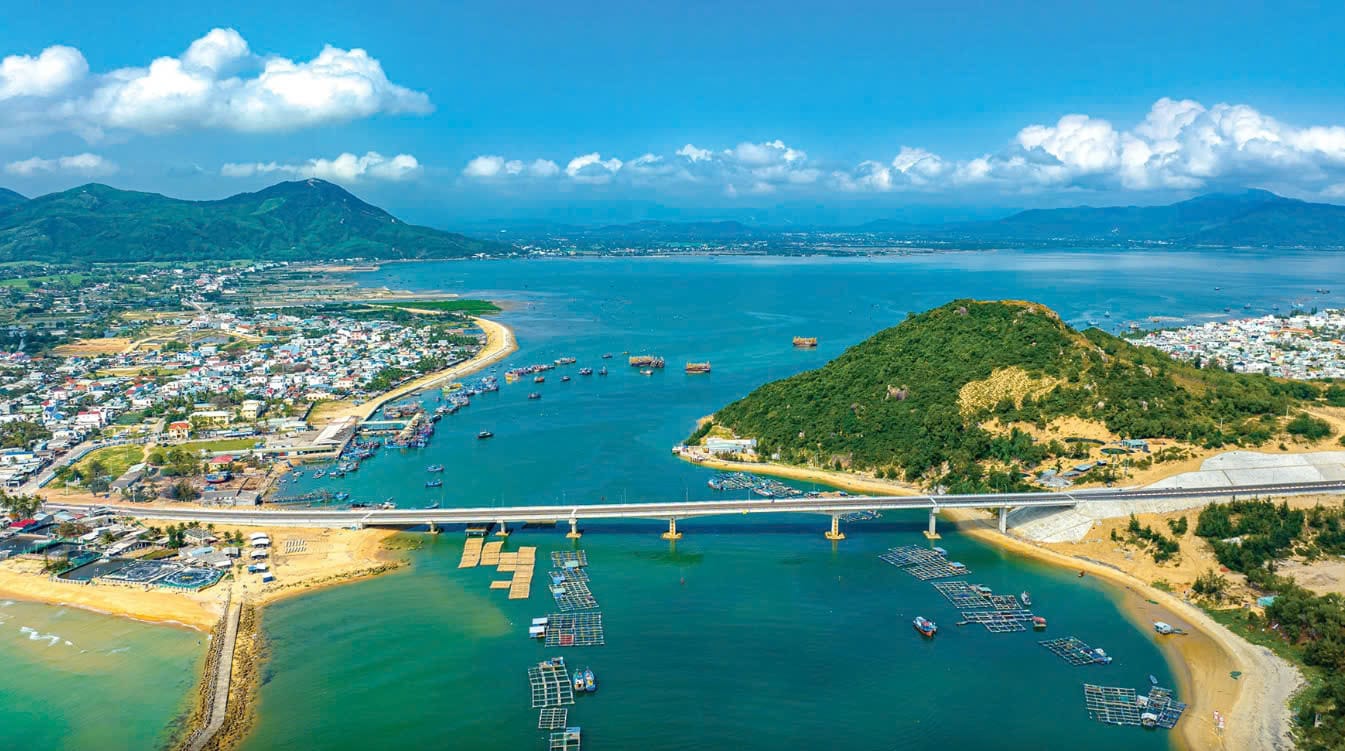 ‘Ông lớn’ chuyên sản xuất siêu du thuyền lên kế hoạch đầu tư khu nghỉ dưỡng hơn 4.000ha tại tỉnh có đường bờ biển đẹp bậc nhất Việt Nam