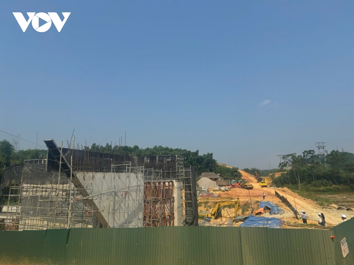 Cao tốc Tuyên Quang – Hà Giang thi công cầm chừng vì mặt bằng “xôi đỗ”