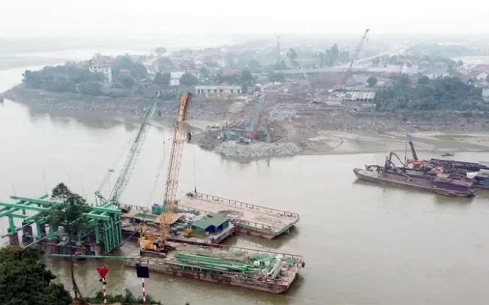 Quyết tâm hoàn thành cầu Phong Châu mới vào đầu tháng 10/2025