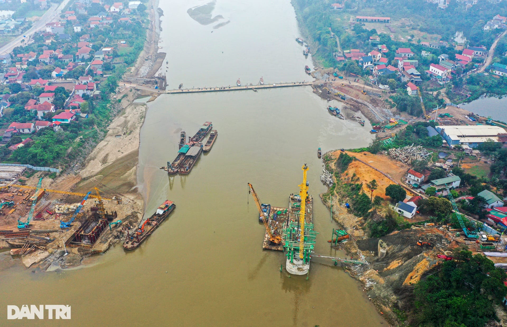 Lộ diện hình hài cầu Phong Châu mới sau 5 tháng thi công - 1 Lộ diện hình hài cầu Phong Châu mới sau 5 tháng thi công - 1