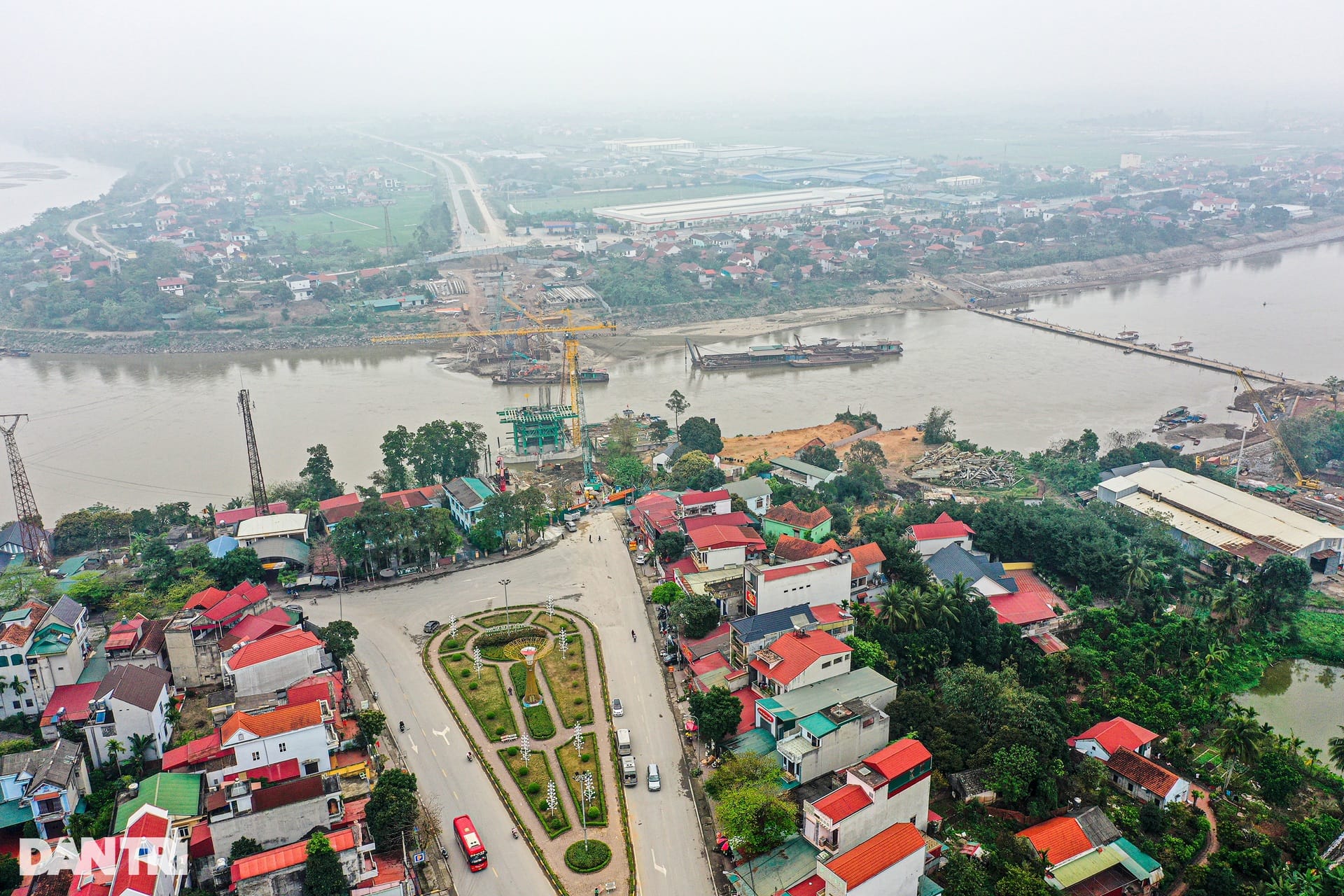 Lộ diện hình hài cầu Phong Châu mới sau 5 tháng thi công - 3 Lộ diện hình hài cầu Phong Châu mới sau 5 tháng thi công - 3