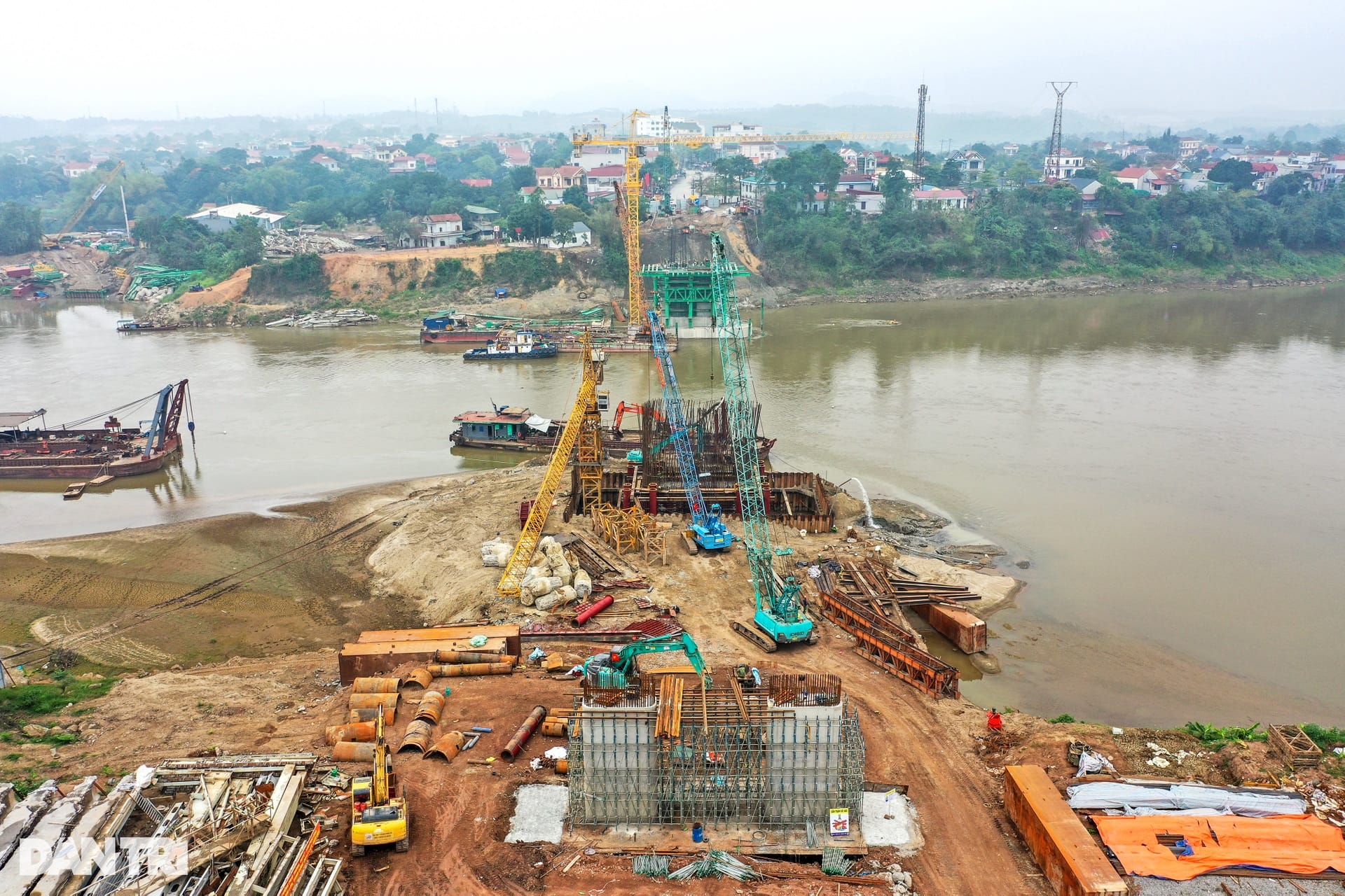 Lộ diện hình hài cầu Phong Châu mới sau 5 tháng thi công - 4 Lộ diện hình hài cầu Phong Châu mới sau 5 tháng thi công - 4
