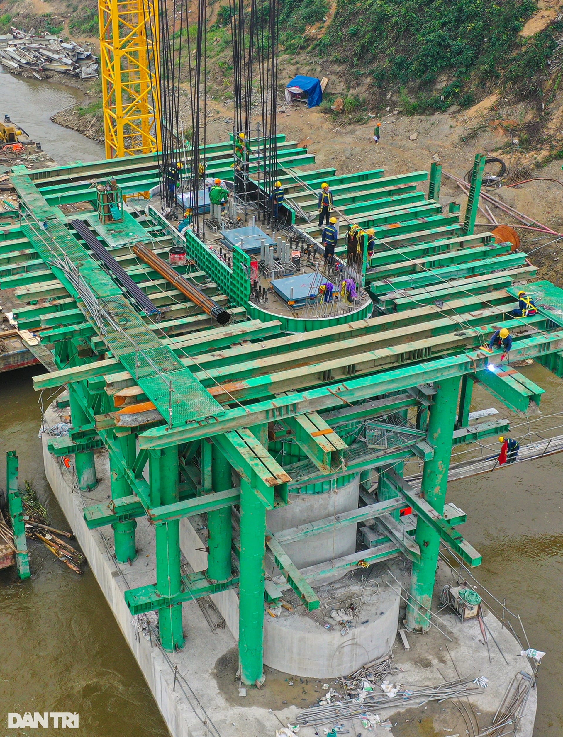 Lộ diện hình hài cầu Phong Châu mới sau 5 tháng thi công - 5 Lộ diện hình hài cầu Phong Châu mới sau 5 tháng thi công - 5