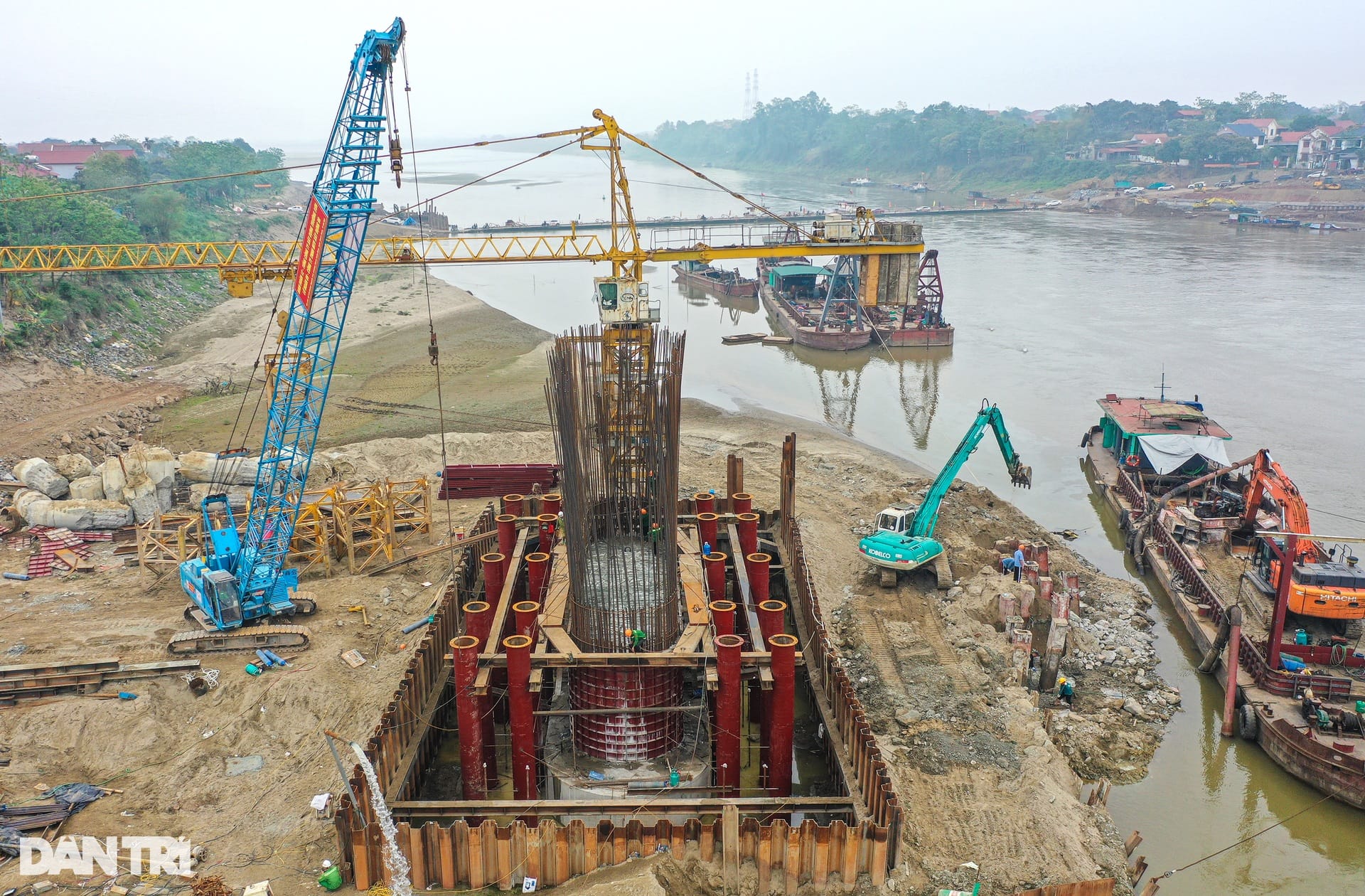 Lộ diện hình hài cầu Phong Châu mới sau 5 tháng thi công - 7 Lộ diện hình hài cầu Phong Châu mới sau 5 tháng thi công - 7