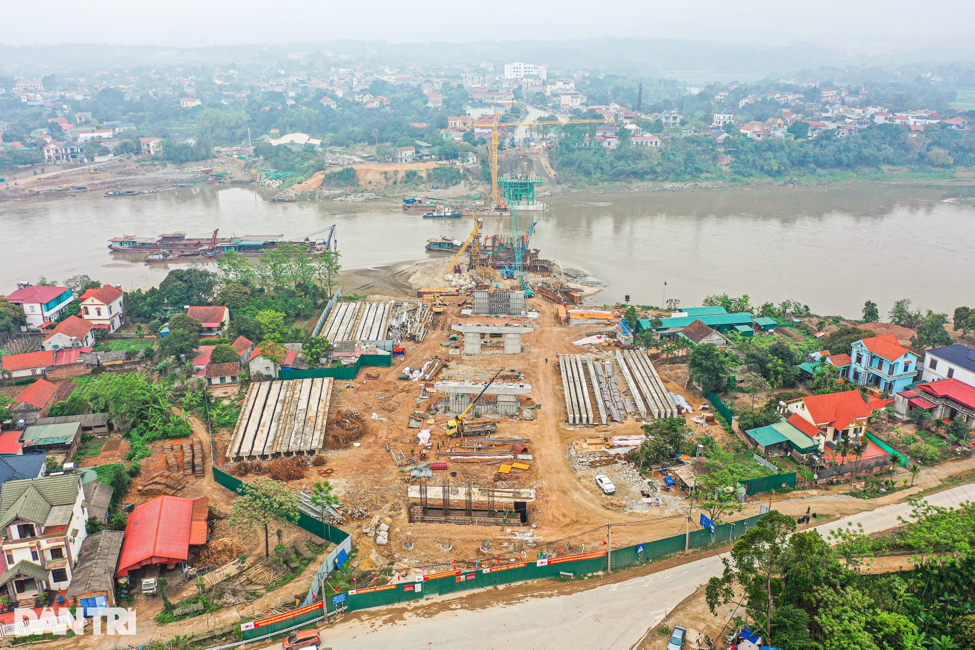 Lộ diện hình hài cầu Phong Châu mới sau 5 tháng thi công - 8 Lộ diện hình hài cầu Phong Châu mới sau 5 tháng thi công - 8