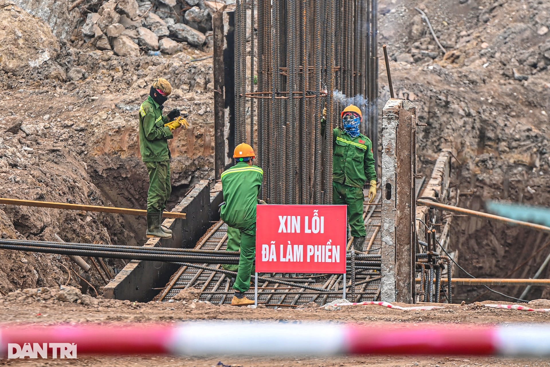Lộ diện hình hài cầu Phong Châu mới sau 5 tháng thi công - 9 Lộ diện hình hài cầu Phong Châu mới sau 5 tháng thi công - 9