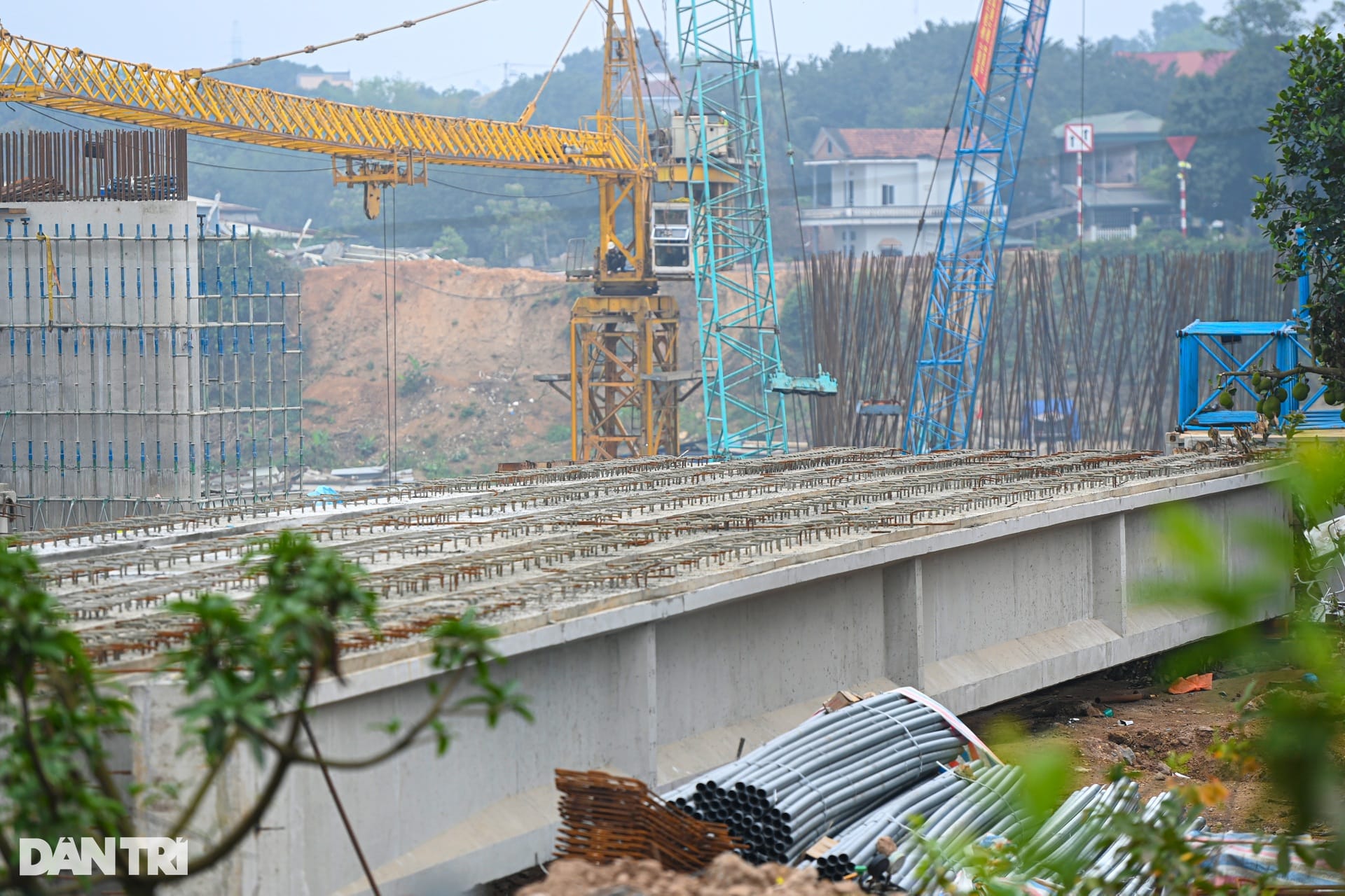 Lộ diện hình hài cầu Phong Châu mới sau 5 tháng thi công - 12 Lộ diện hình hài cầu Phong Châu mới sau 5 tháng thi công - 12