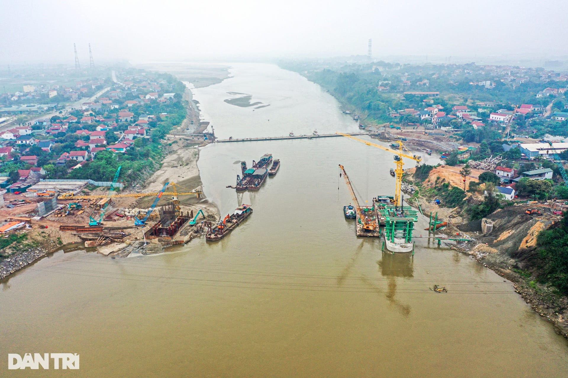 Lộ diện hình hài cầu Phong Châu mới sau 5 tháng thi công - 13 Lộ diện hình hài cầu Phong Châu mới sau 5 tháng thi công - 13