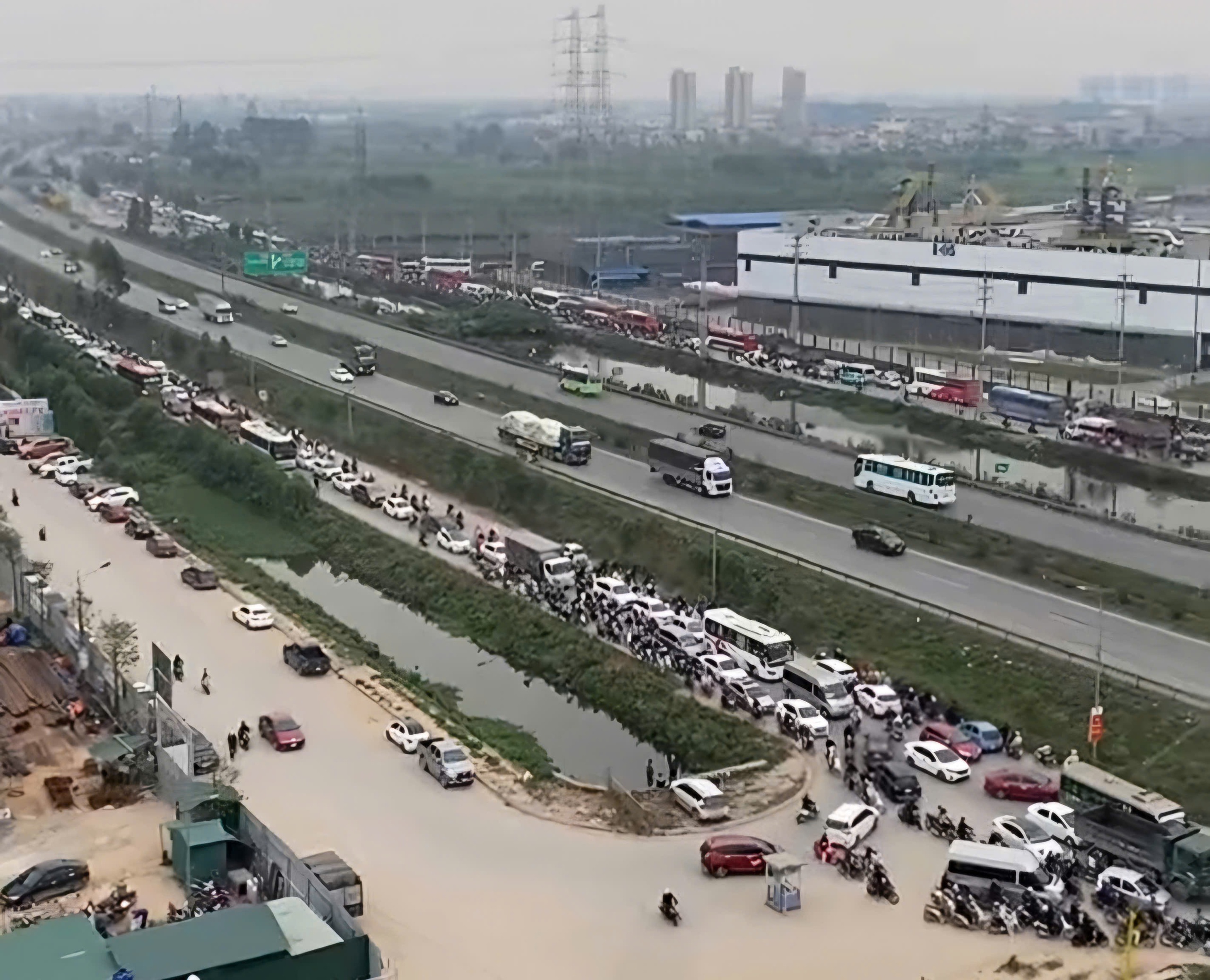 Đường gom cao tốc Hà Nội – Bắc Giang quá tải, công nhân khu công nghiệp chật vật di chuyển