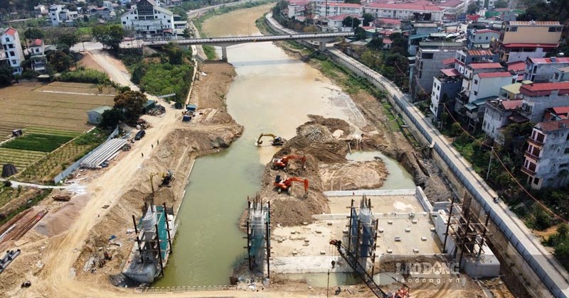 Trên công trường xây đập dâng nước trăm tỉ đồng