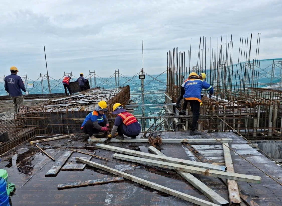 Sau nhiều năm “đắp chiếu”, dự án Roxana Plaza (Bình Dương) đã chính thức thi công trở lại