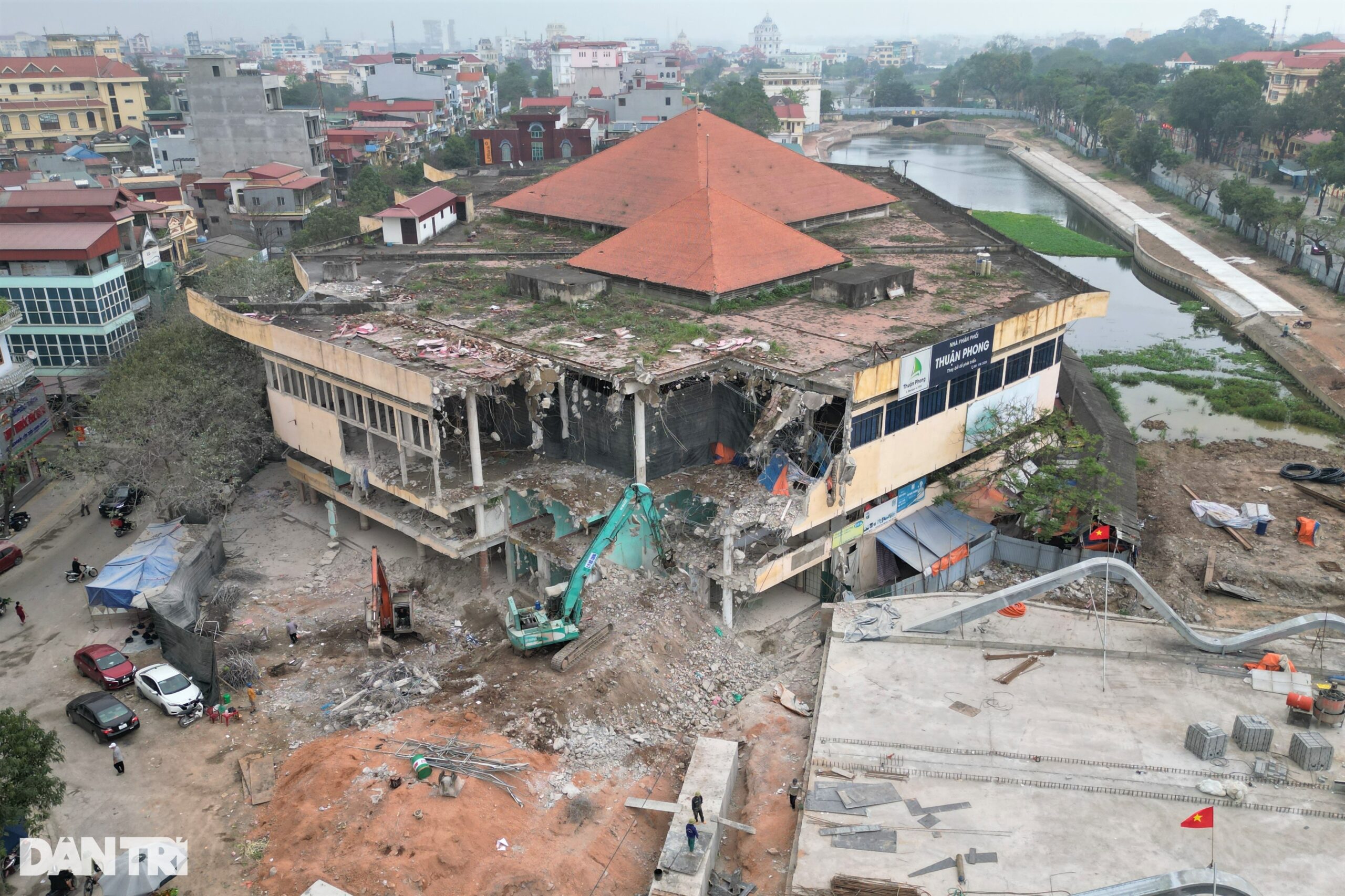Phá dỡ chợ Rồng nổi tiếng, gắn bó lâu đời với người dân Ninh Bình - 1