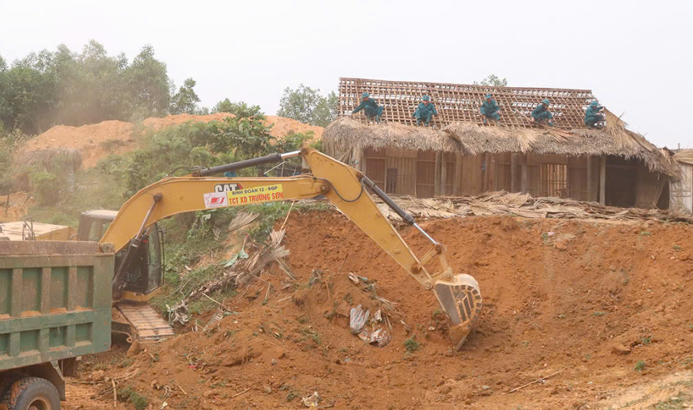 Xã Chân Sơn hỗ trợ các hộ dân tháo dỡ công trình phục vụ GPMB dự án cao tốc Tuyên Quang – Hà Giang