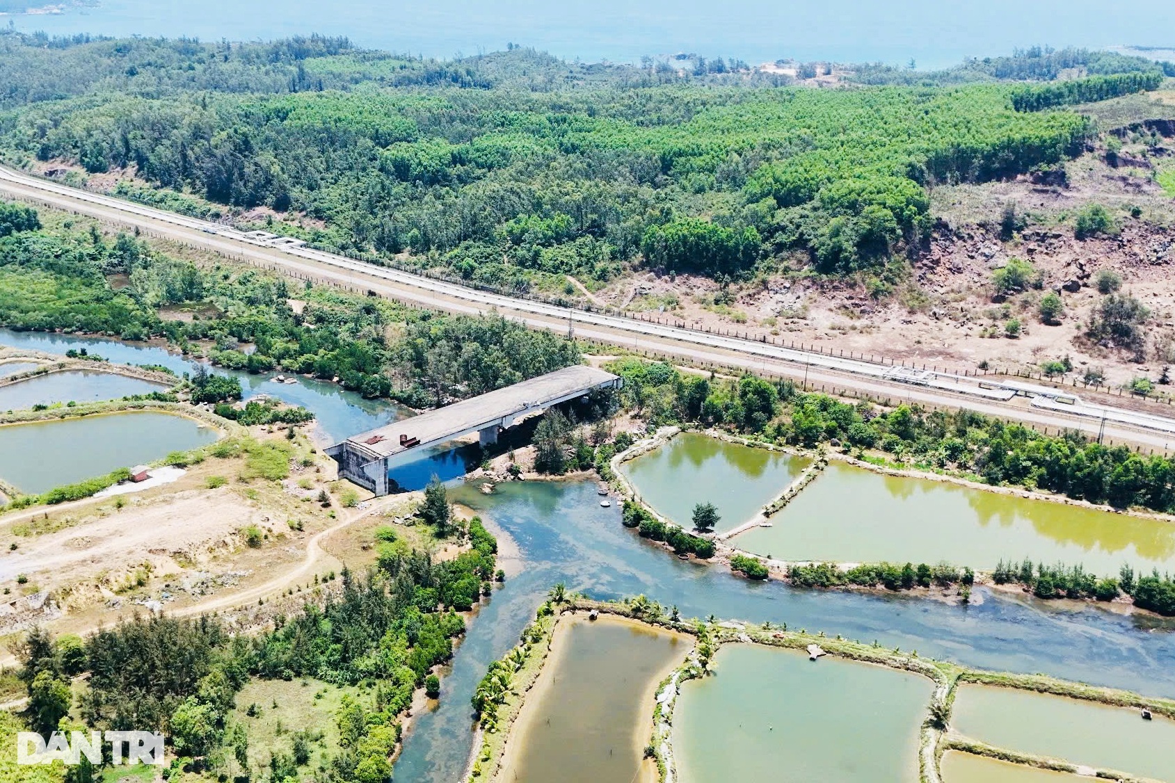 Tuyến đường 63 tỷ đồng làm 10 năm chưa xong vì vướng đường ống xăng dầu - 2