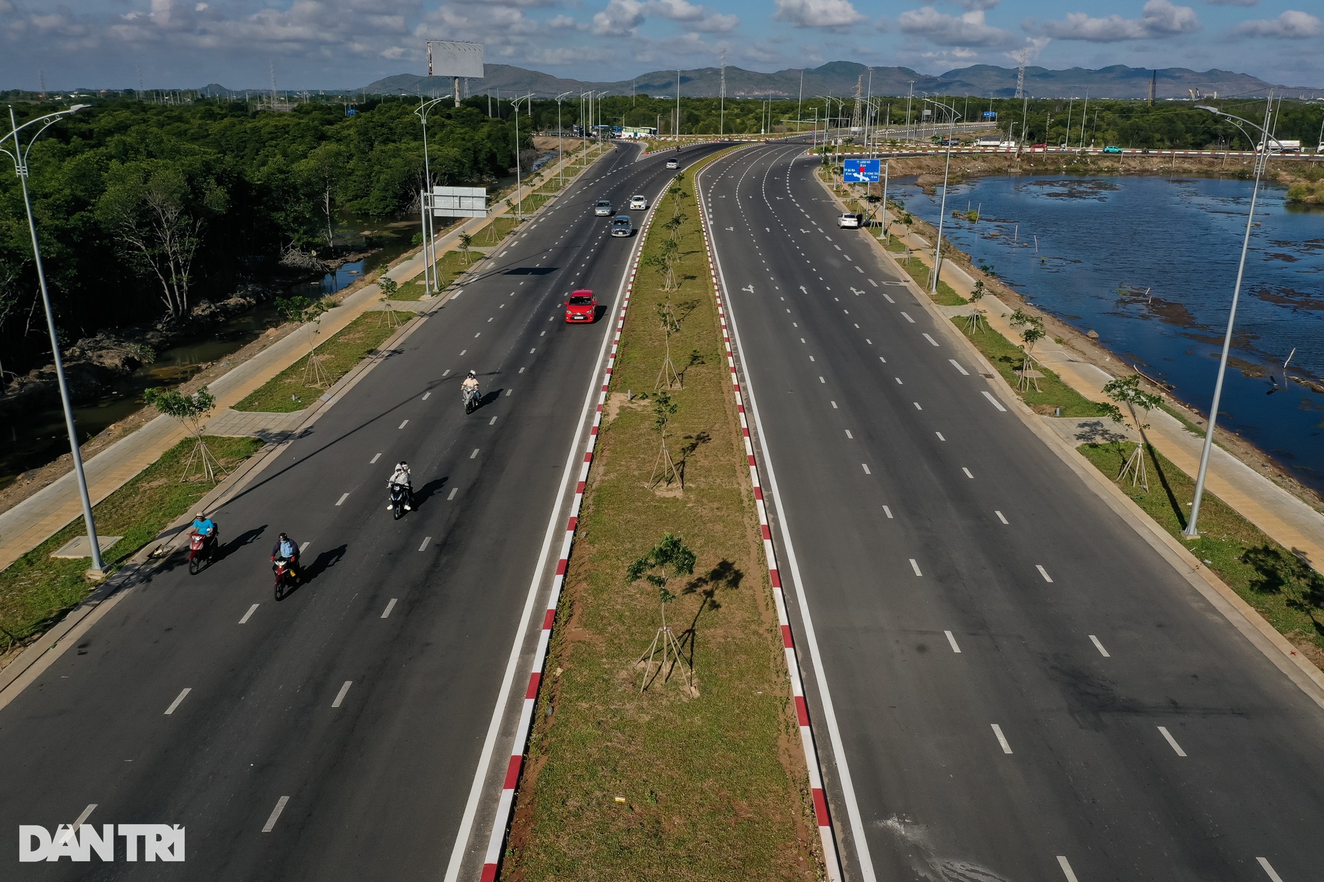 Hình hài tuyến đường ven biển nối Vũng Tàu - Bình Thuận sau 2 năm thi công - 7 Hình hài tuyến đường ven biển nối Vũng Tàu - Bình Thuận sau 2 năm thi công - 7