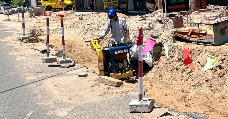 Tất bật thi công nâng cấp trên tuyến đường du lịch ra Mũi Né