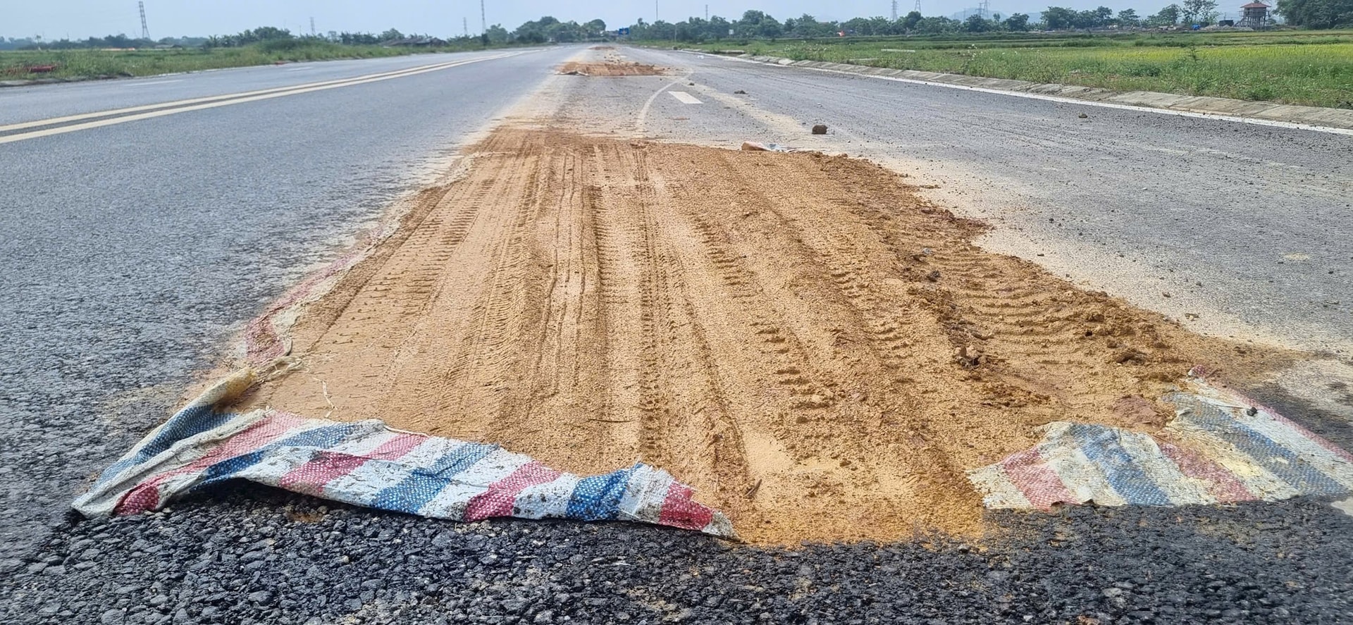 Tuyến đường 77 tỉ đồng chưa bàn giao đã hư hỏng, chắp vá