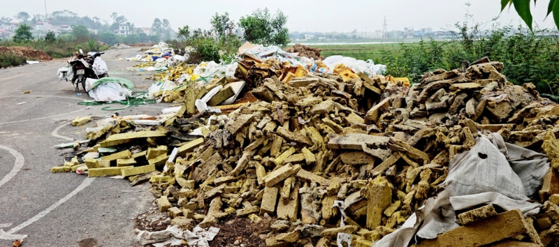 Thị xã Việt Yên: Đoạn đường đẹp biến thành bãi rác công nghiệp